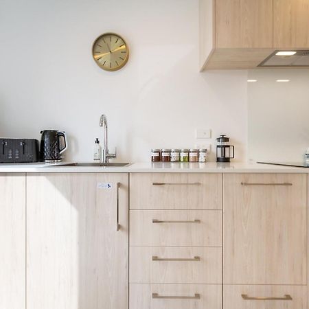 Prime Locale: Studio With Balcony Christchurch Exteriör bild