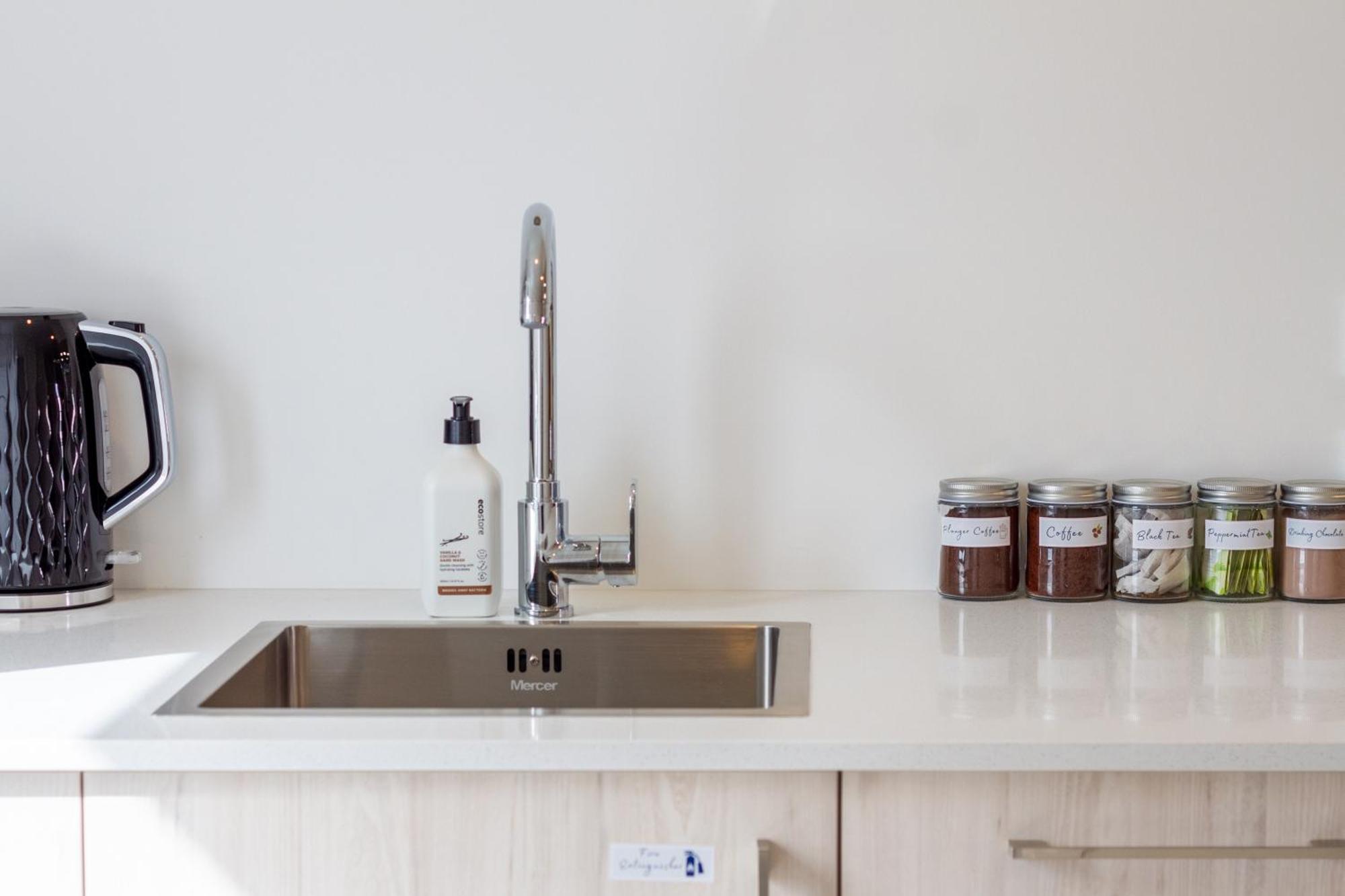 Prime Locale: Studio With Balcony Christchurch Exteriör bild