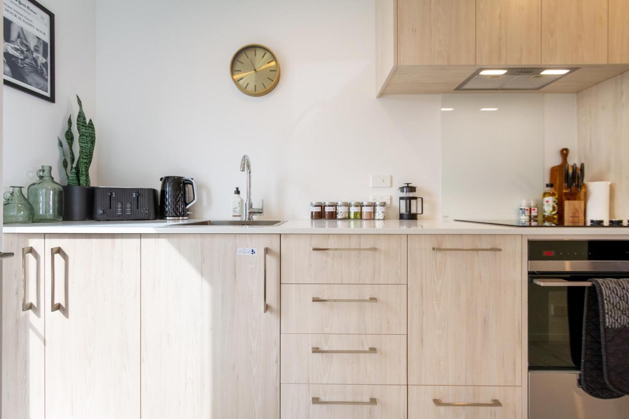 Prime Locale: Studio With Balcony Christchurch Exteriör bild